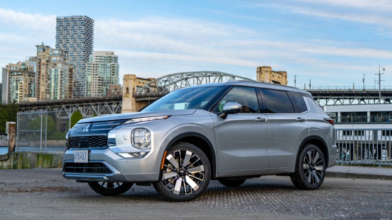 2026년 미쓰비시 아웃랜더 리뷰:도시 가족을 위한 고급스럽고 실용적인 3열 SUV 
