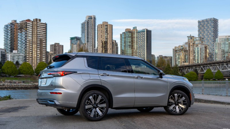 2026년 미쓰비시 아웃랜더 리뷰:도시 가족을 위한 고급스럽고 실용적인 3열 SUV 