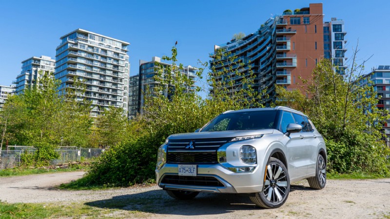 2026년 미쓰비시 아웃랜더 리뷰:도시 가족을 위한 고급스럽고 실용적인 3열 SUV 