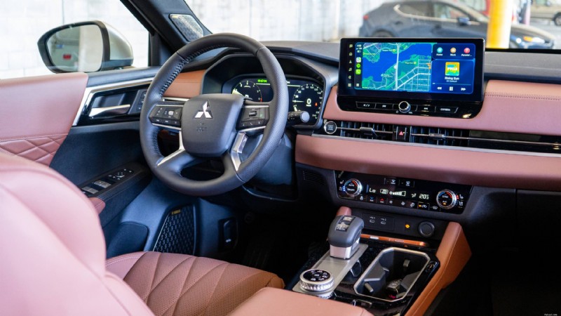 2026년 미쓰비시 아웃랜더 리뷰:도시 가족을 위한 고급스럽고 실용적인 3열 SUV 