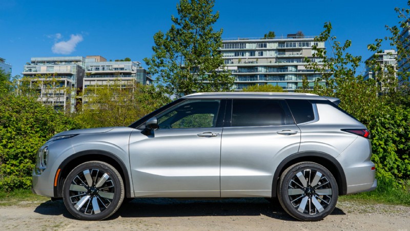 2026년 미쓰비시 아웃랜더 리뷰:도시 가족을 위한 고급스럽고 실용적인 3열 SUV 