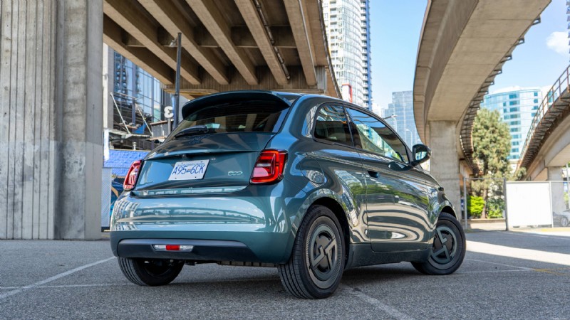 2026 Nissan LEAF vs Fiat 500e:전문가 EV 비교 및 리뷰