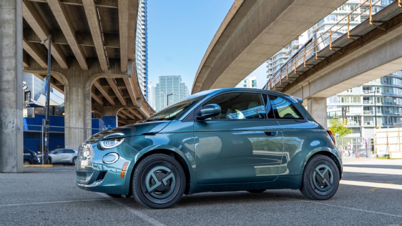 2026 Nissan LEAF vs Fiat 500e:전문가 EV 비교 및 리뷰