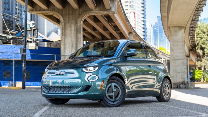 2025 Fiat 500e Giorgio Armani 리뷰:이 패션을 선도하는 도시 EV가 눈에 띄는 이유