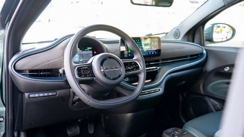 2025 Fiat 500e Giorgio Armani 리뷰:이 패션을 선도하는 도시 EV가 눈에 띄는 이유