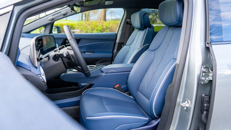 2026년 Cadillac Optiq 리뷰:스타일, 편안함, 최첨단 기술을 제공하는 럭셔리 컴팩트 EV 