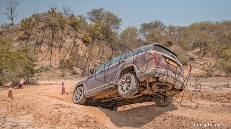 Jeep Meridian 2022 Limited 외관 살펴보기 - 프리미엄 디자인 및 견고한 성능 