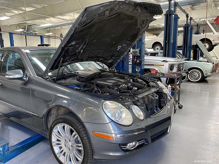 Mercedes 엔진 과열을 안전하게 처리하는 방법 