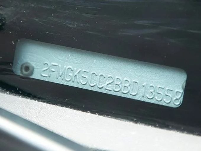 자동차의 VIN을 디코딩하여 엔진 코드와 모델 연도를 찾습니다. 