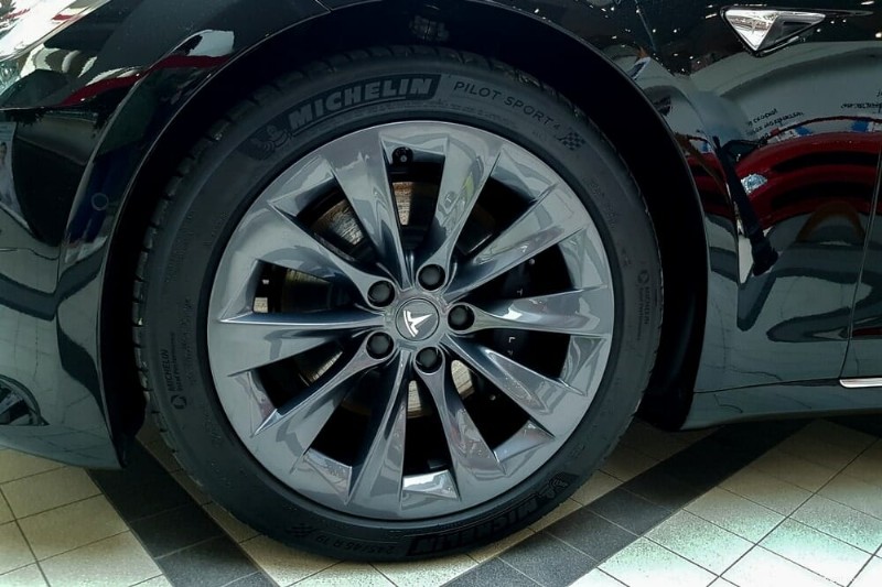 Tesla 타이어 가격 설명:타이어 가격이 높은 이유와 지속 기간