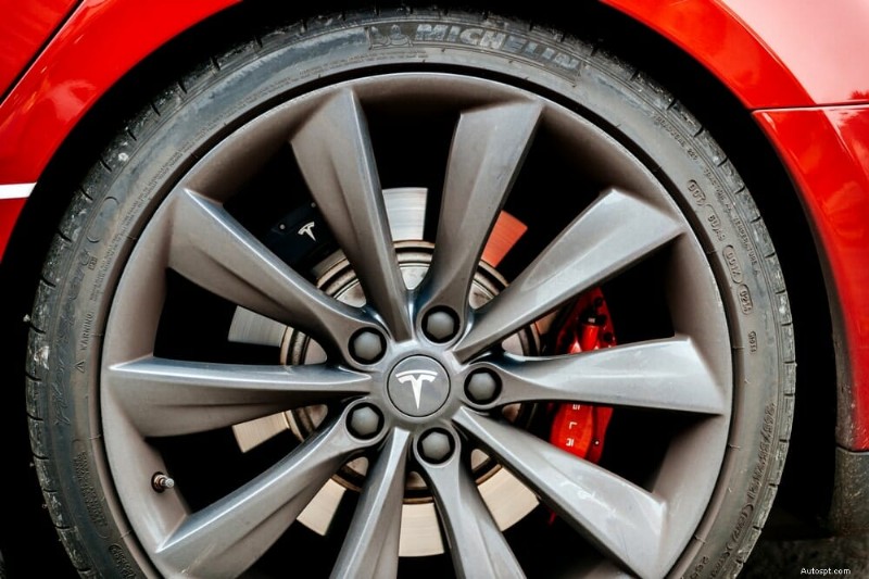 Tesla 타이어 가격 설명:타이어 가격이 높은 이유와 지속 기간