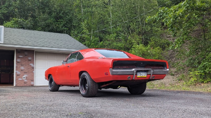 클래식 부활:산업용 페인트로 1969년형 Dodge Charger 변형 