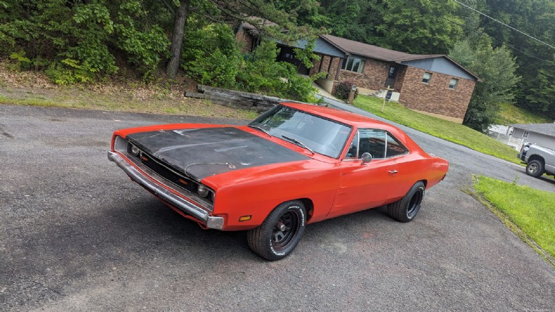 클래식 부활:산업용 페인트로 1969년형 Dodge Charger 변형 