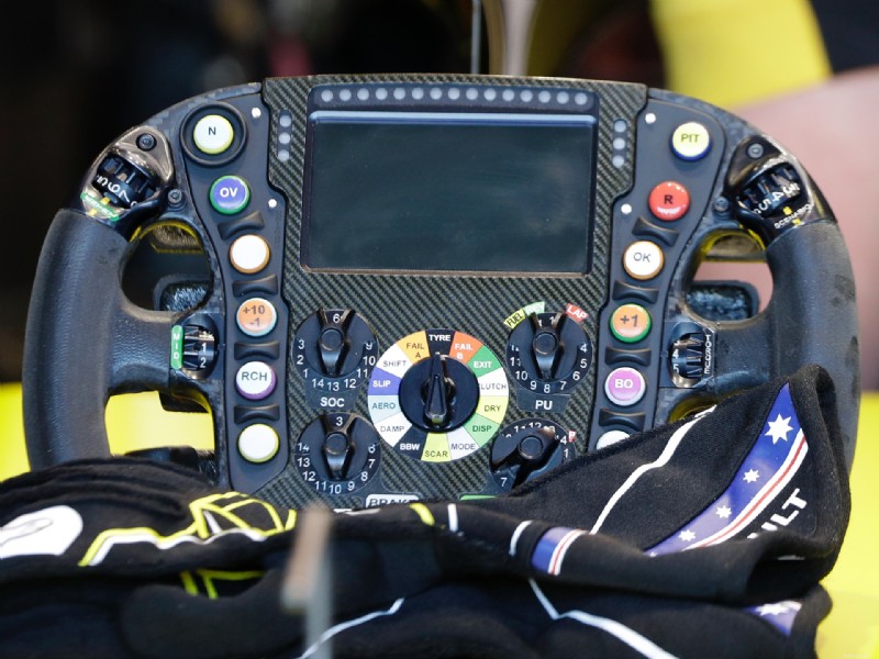 F1 스티어링 휠에 대한 전체 가이드:모든 버튼, 패들 및 손잡이 설명 