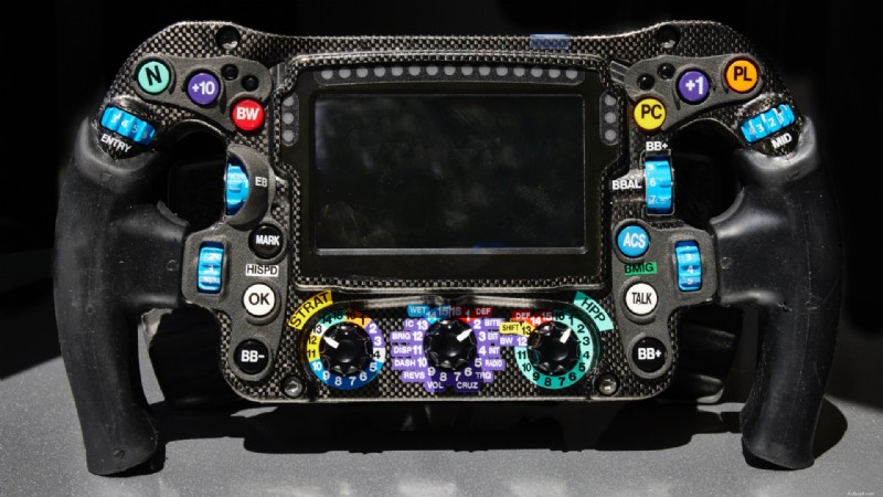 F1 스티어링 휠에 대한 전체 가이드:모든 버튼, 패들 및 손잡이 설명 