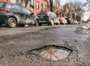 움푹 들어간 곳 신고 및 차량 손상 청구:완전한 영국 도로 안전 가이드 